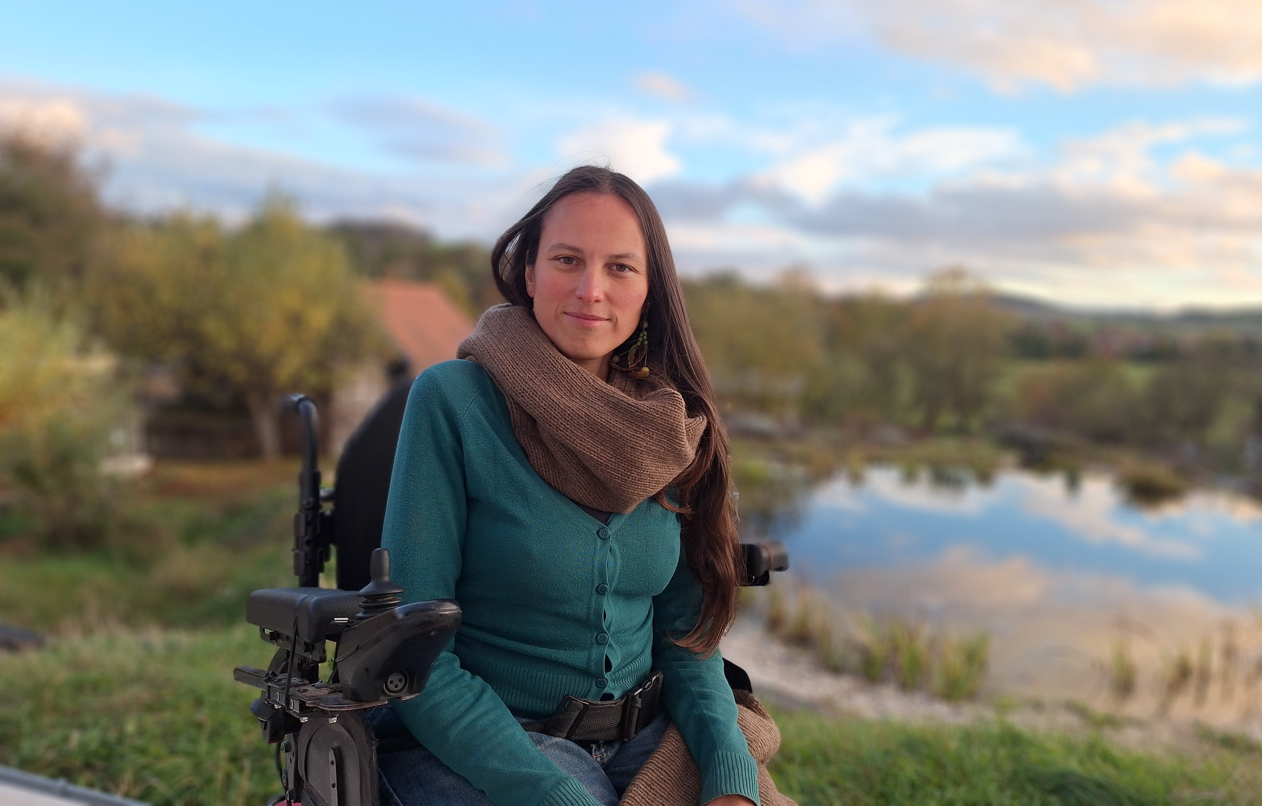 Karolína a za ní podzimní krajina